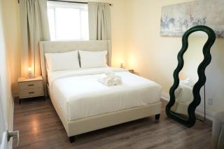 Peaceful Kitchener Getaway 5BR Home with BBQ - 1