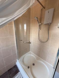 Oris Hut Stylish Ensuite Room Near Luton Airport - 4