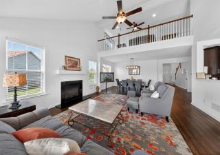 Spacious Home for Families and Teams - Multiple Work Spaces and Parking Spaces - 0
