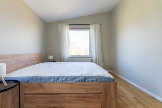 3-Bedroom Apartment w Workspace & Balcony - 9