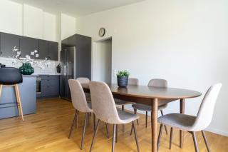 3-Bedroom Apartment w Workspace & Balcony - 6