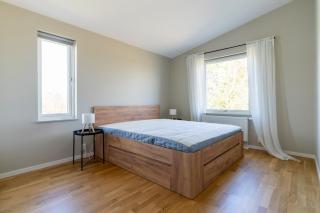 3-Bedroom Apartment w Workspace & Balcony - 5