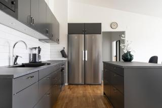 3-Bedroom Apartment w Workspace & Balcony - 1