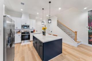 Luxe Designer Retreat Home With Game Lounge Near NRG! - 6