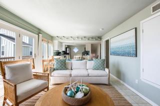 Artists Beach House LC7 - 1