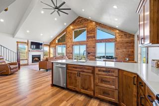 Barefoot Beaver Lodge - Hot Tub, Ideal Beach, Golf, Arcade, Lake Views - 9