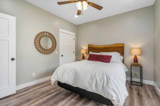 Bear Lake Fun Spot - Sleeps 22, Sauna, Hot tub, Game Room, Walk2Marina - 0
