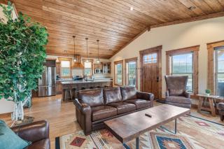 Grizzly Lodge - Hot Tub, Fire Pit, Mins to Yellowstone, Modern Cabin - 0