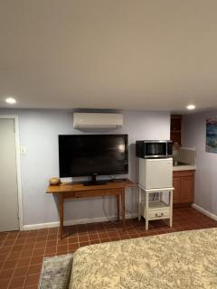 Great location Center City Walkout Basement Suite - 5