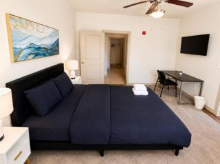 Skyline 1BR | Downtown Escape - 6