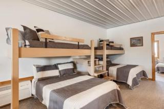 The Goose Cabin. 5 Cabin Missouri River Compound. Sleeps 30. Reunions and Retreats - 8