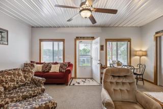 The Goose Cabin. 5 Cabin Missouri River Compound. Sleeps 30. Reunions and Retreats - 2