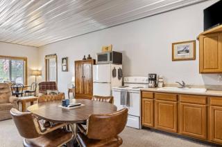 The Goose Cabin. 5 Cabin Missouri River Compound. Sleeps 30. Reunions and Retreats - 1