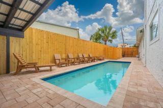 Resort Style Home w Heated Pool Sauna & Hot Tub - 8