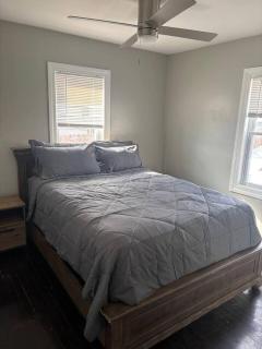 5BR Youngstown Home. 4 King Beds. Sleeps 12. Private Gym. Fenced Yard - 4