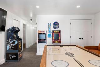 Sleeps 26, Hot Tub, Barrel Sauna, Arcades, Lake Views - 8