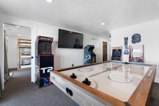 Sleeps 26, Hot Tub, Barrel Sauna, Arcades, Lake Views - 7