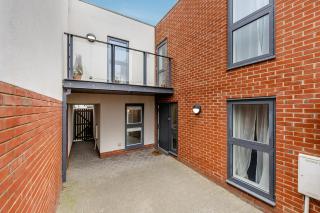 3 Bed Modern Stay Sleeps 6 Parking - 9