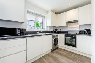 3 Bed Modern Stay Sleeps 6 Parking - 2