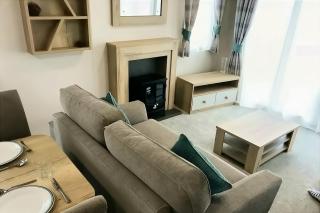 Spacious Caravan - Durdle Door Holiday Park - 3