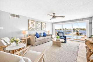 Castaway Waterfront Home - 5
