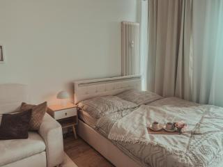 Cozy Modern City Apartment - 7