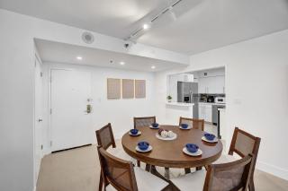 Stylish 2BR Condo with Balcony Views 1409 - 5