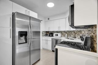 Stylish 2BR Condo with Balcony Views 1409 - 4