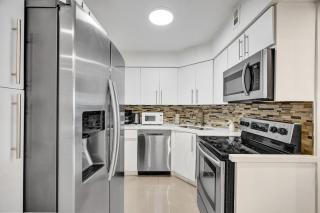 Stylish 2BR Condo with Balcony Views 1409 - 3
