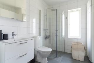 Comfortable Sunny 2 Bedroom Home with Workspace - 1