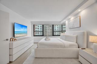 Stylish 2BR Condo with Balcony Views 1409 - 1