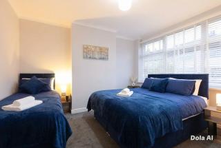 Spacious 4Bedroom Home in Leeds Sleeps 10 - 6