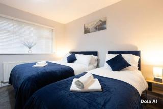Spacious 4Bedroom Home in Leeds Sleeps 10 - 2