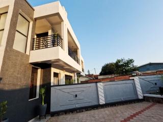 Modern home 3 Rooms, 3 Bathrooms hot water and Kitchen - 3
