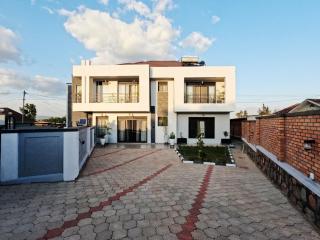 Modern home 3 Rooms, 3 Bathrooms hot water and Kitchen - 1