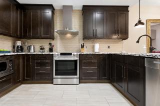 Penthouse with Waterpark Sleeps 8 Spacious Views - 4