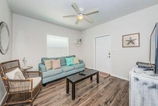 Frenchy's Cottage 486 - 7