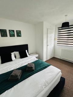 3BR Contractor House with Driveway Parking and Garden - 8