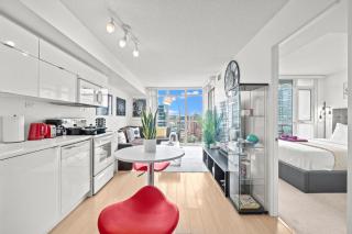 1BR • 1 Bath • 4 Guests • Free Parking • Near CN Tower - By HOSTIA - 8