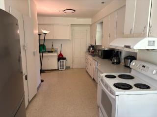 Quiet Bungalow Room near Airport - Free Parking & High-Speed Wifi - 8