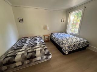 Quiet Bungalow Room near Airport - Free Parking & High-Speed Wifi - 5