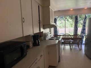 Quiet Bungalow Room near Airport - Free Parking & High-Speed Wifi - 1