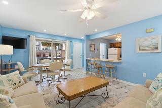 Beautifully renovated 2 Bedroom Retreat 1 block from the Beach parking spot and beach passes - 7
