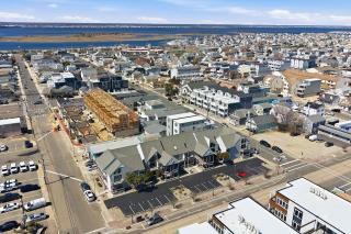 Beautifully renovated 2 Bedroom Retreat 1 block from the Beach parking spot and beach passes - 5