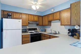 Beautifully renovated 2 Bedroom Retreat 1 block from the Beach parking spot and beach passes - 1