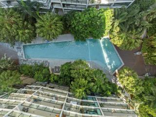 Luxury 2 Bed 2 Bath Parking Pool Gym & Sauna - 9