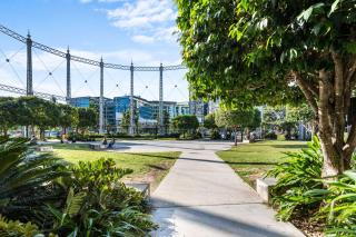 Luxury 2 Bed 2 Bath Parking Pool Gym & Sauna - 5