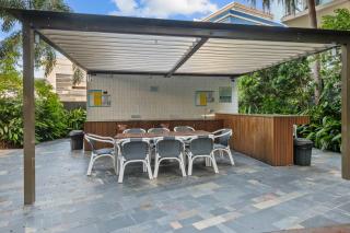 Luxury 2 Bed 2 Bath Parking Pool Gym & Sauna - 4