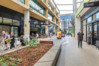 Luxury 2 Bed 2 Bath Parking Pool Gym & Sauna - 1