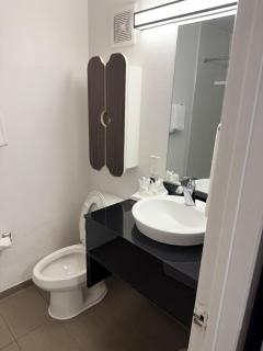 Everstay Inn & Suites - 9
